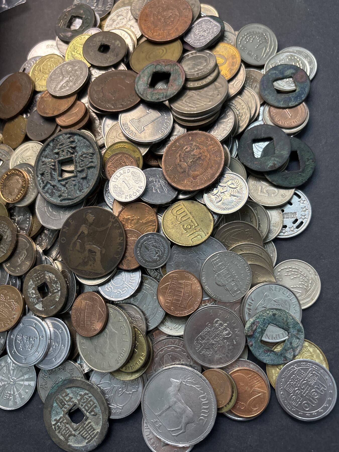 文馨钱币收藏 2026新年第三场（第 289 场）【长期接代拍品】 世界杂币 1400 克，带些许游戏币，英国老年份代用币等，所见即所得