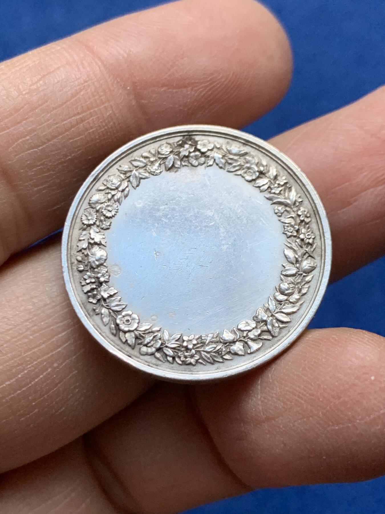 《竞宝斋》第458场 周日，周一，周二   3场连拍 （全场包邮）欢迎送拍 法国婚姻与爱情纪念银章，9.95g，27.4mm，手指边铭