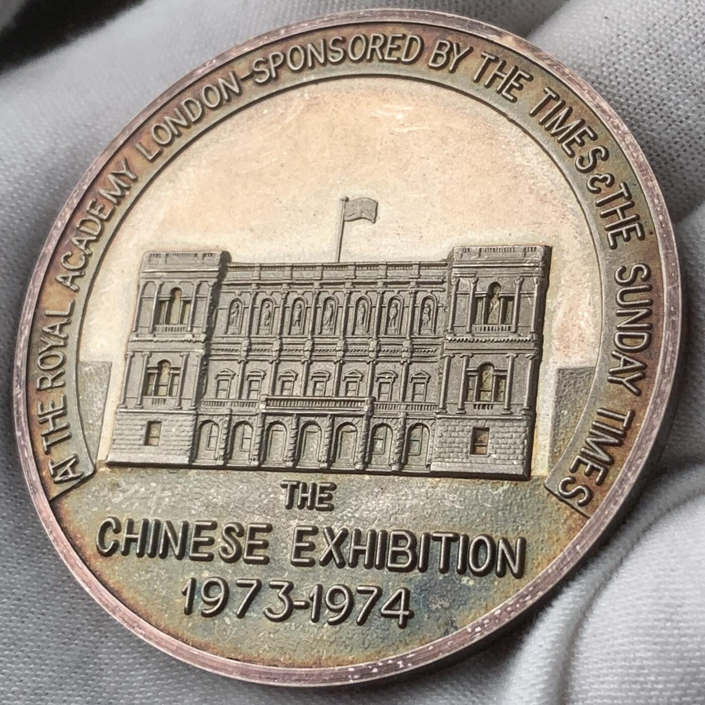 掌中浮雕-藏着的欧洲第049场 1973年伦敦中国博览会“马超龙雀”纪念银章，51mm，53.58g，限量版598#原盒、证书！