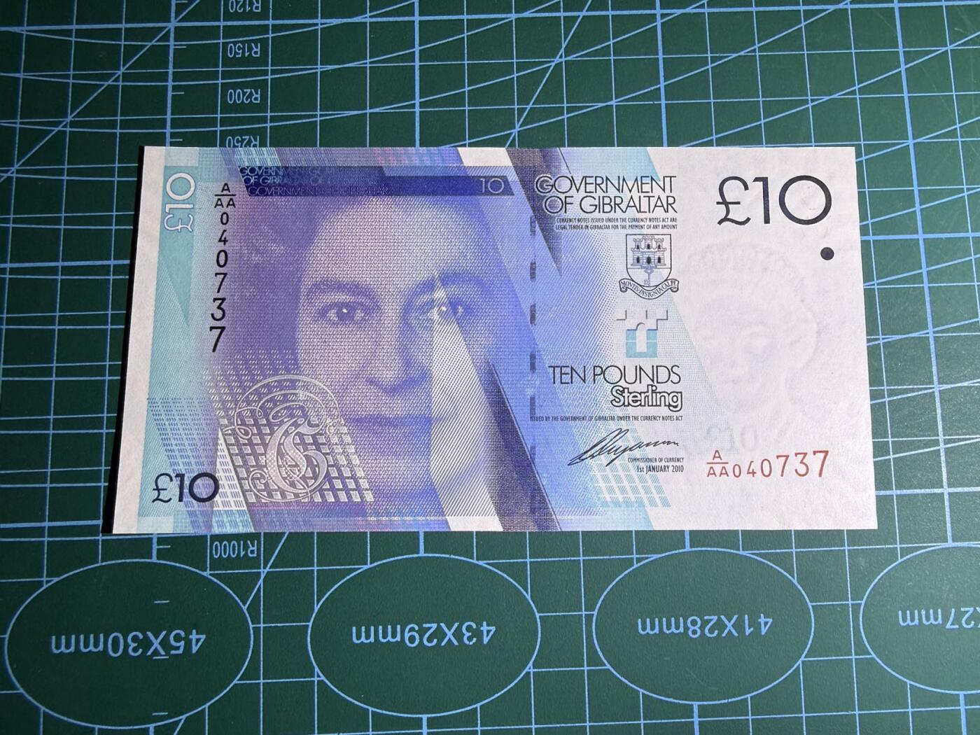 【炜奕收藏】，第五十七期，英联邦女王专场 2010年直布罗陀10镑，UNC品相，AAA首发冠较少