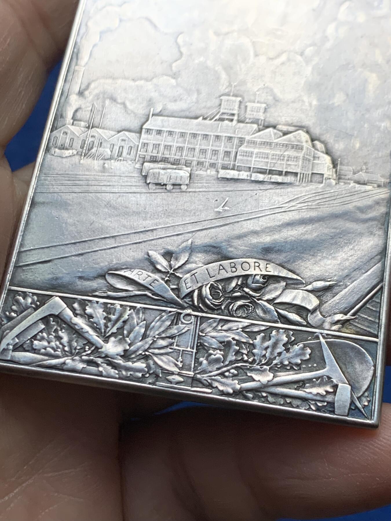 《竞宝斋》第458场 周日，周一，周二   3场连拍 （全场包邮）欢迎送拍 法国纪念章 1899年法国新艺术纪念章 法国朗斯矿业公司定制纪念章 镀银铜章 雕刻大师：O.Roty 直径：48.3*68mm，重量：75.2g，