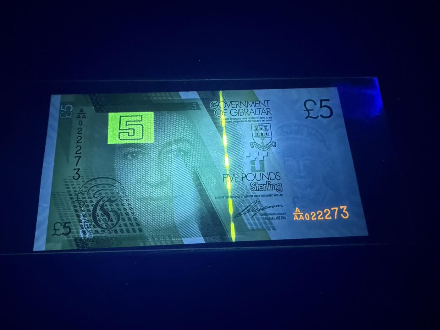 【炜奕收藏】，第五十七期，英联邦女王专场 2011年直布罗陀5镑，UNC品相，AAA首发冠号码无4