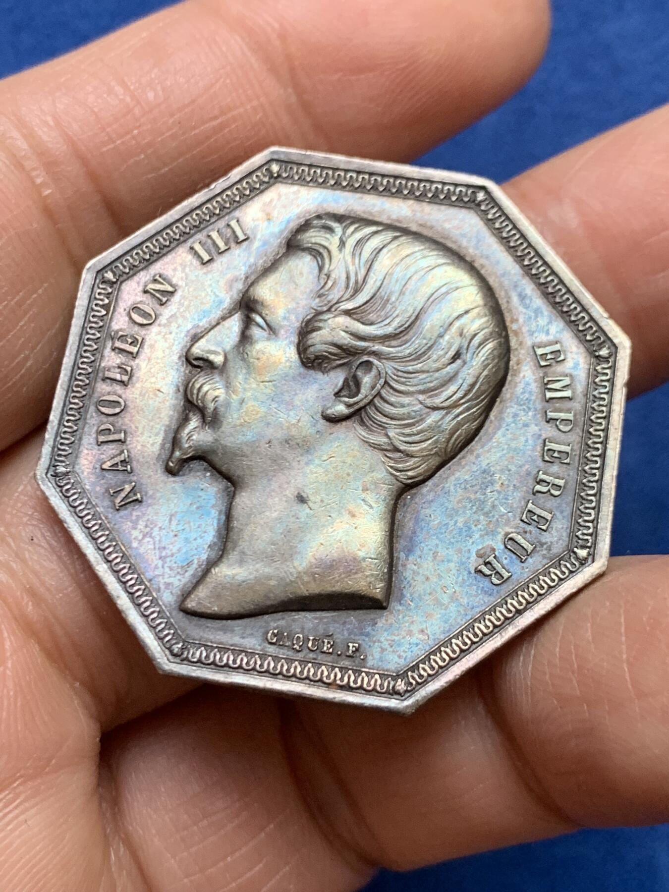 《竞宝斋》第458场 周日，周一，周二   3场连拍 （全场包邮）欢迎送拍 法国八角银质代币，巴黎证券交易所，交易所前的墨丘利，22.1g，36.1mm，1845-1860手指边铭