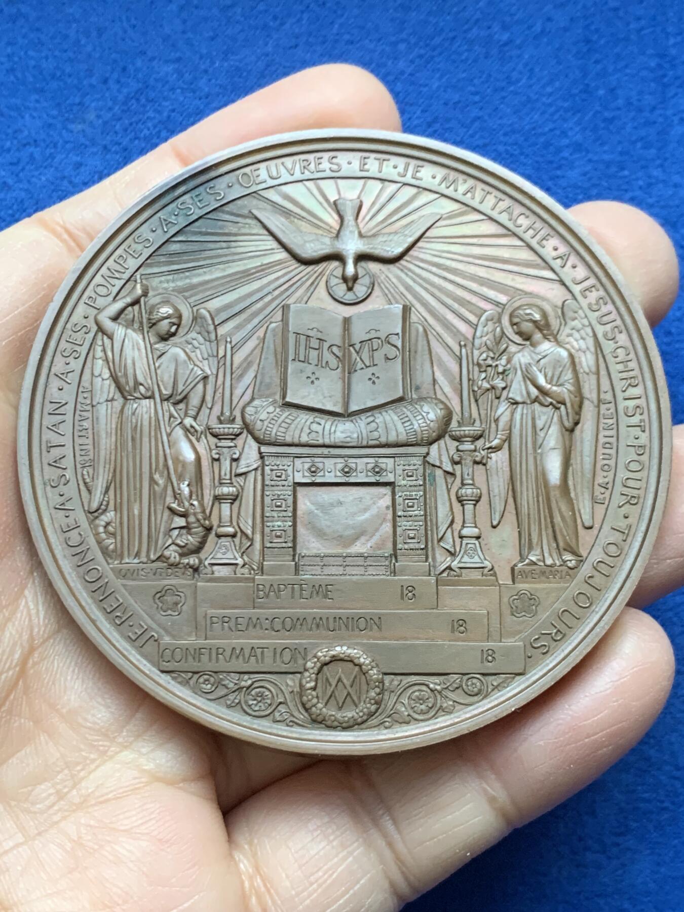 《竞宝斋》第458场 周日，周一，周二   3场连拍 （全场包邮）欢迎送拍 法国洗礼铜章，状态犀利，未颁发刻字，143.85g，68.6mm，蜜蜂边铭