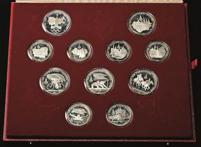 宜和2025年秋季拍卖 古钱/金银锭/机制币 - 1980年第二十二届夏季奥林匹克运动会纪念银币全套28枚，均为精制币，含1/2盎司、1盎司各14枚，原盒、原包装、带证书，完全未使用。1980年7月19日，第二十二届夏季奥林匹克运动会在苏联莫斯科开幕，这是奥运会首次由社会主义国家主办，主会场为莫斯科卢日尼基体育场。本届奥运会因苏联入侵阿富汗遭到多国抵制，最终81支队伍参赛。该奥运会纪念银币藏家1980年购置于苏联，珍藏至今，品相保存十分完好，此发