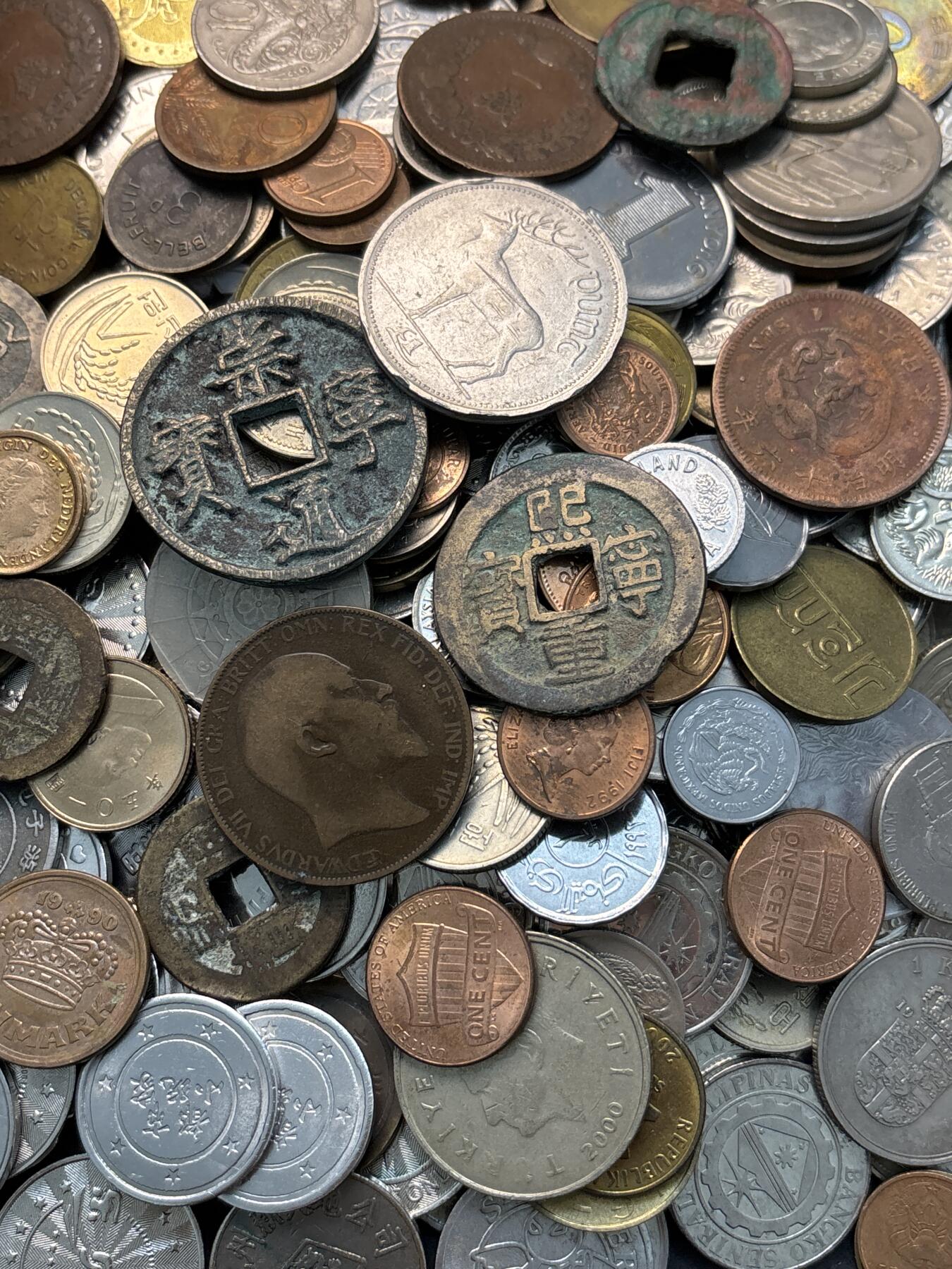 文馨钱币收藏 2026新年第三场（第 289 场）【长期接代拍品】 世界杂币 1400 克，带些许游戏币，英国老年份代用币等，所见即所得