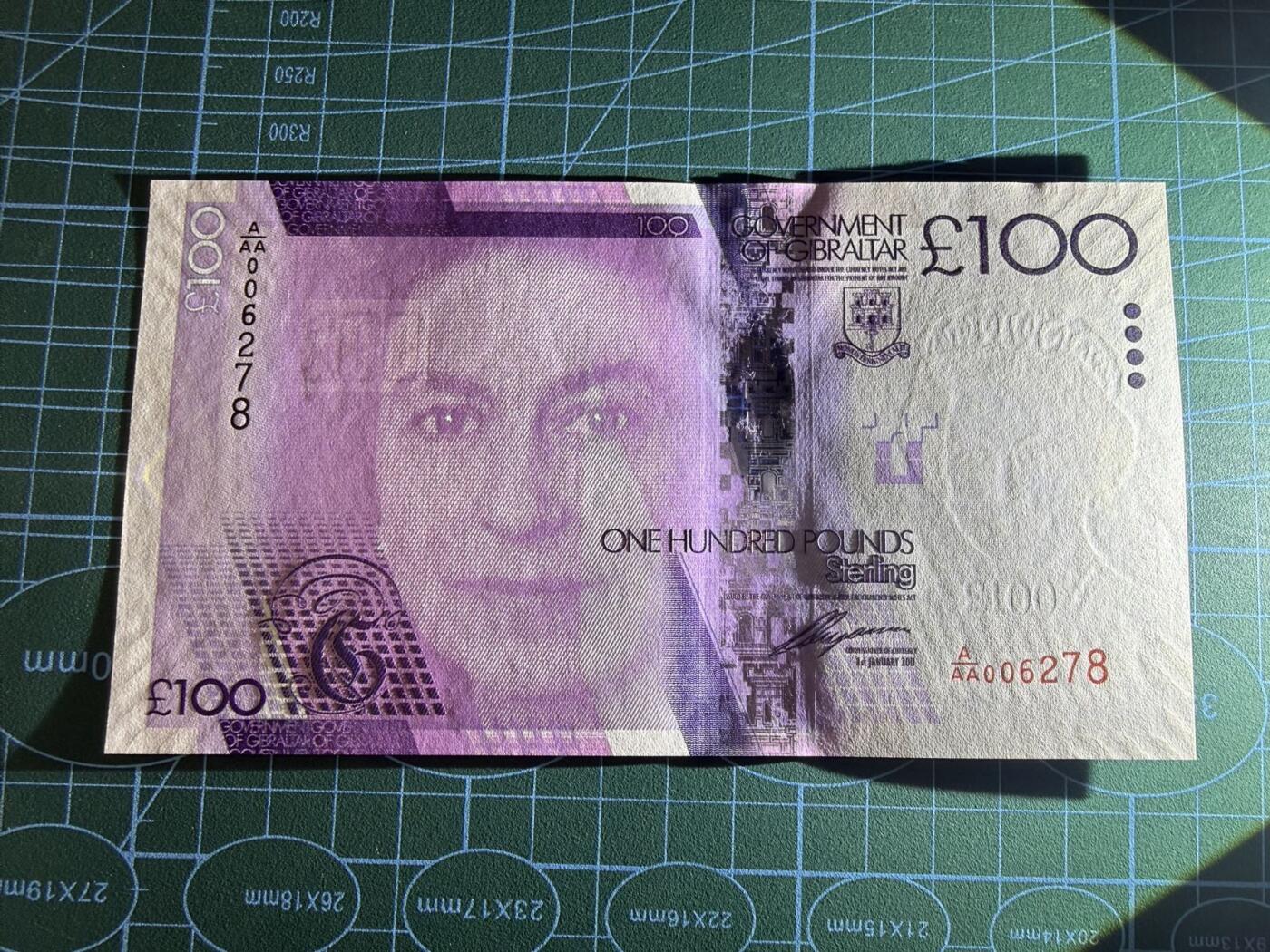 【炜奕收藏】，第五十七期，英联邦女王专场 2011年直布罗陀100镑，UNC品相，AAA首发冠千位号无4