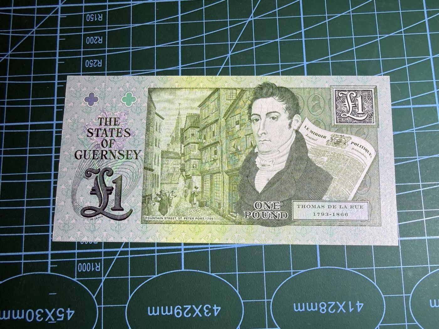 【炜奕收藏】，第五十七期，英联邦女王专场 2013年根西岛1镑纪念钞，UNC品相，号码无4