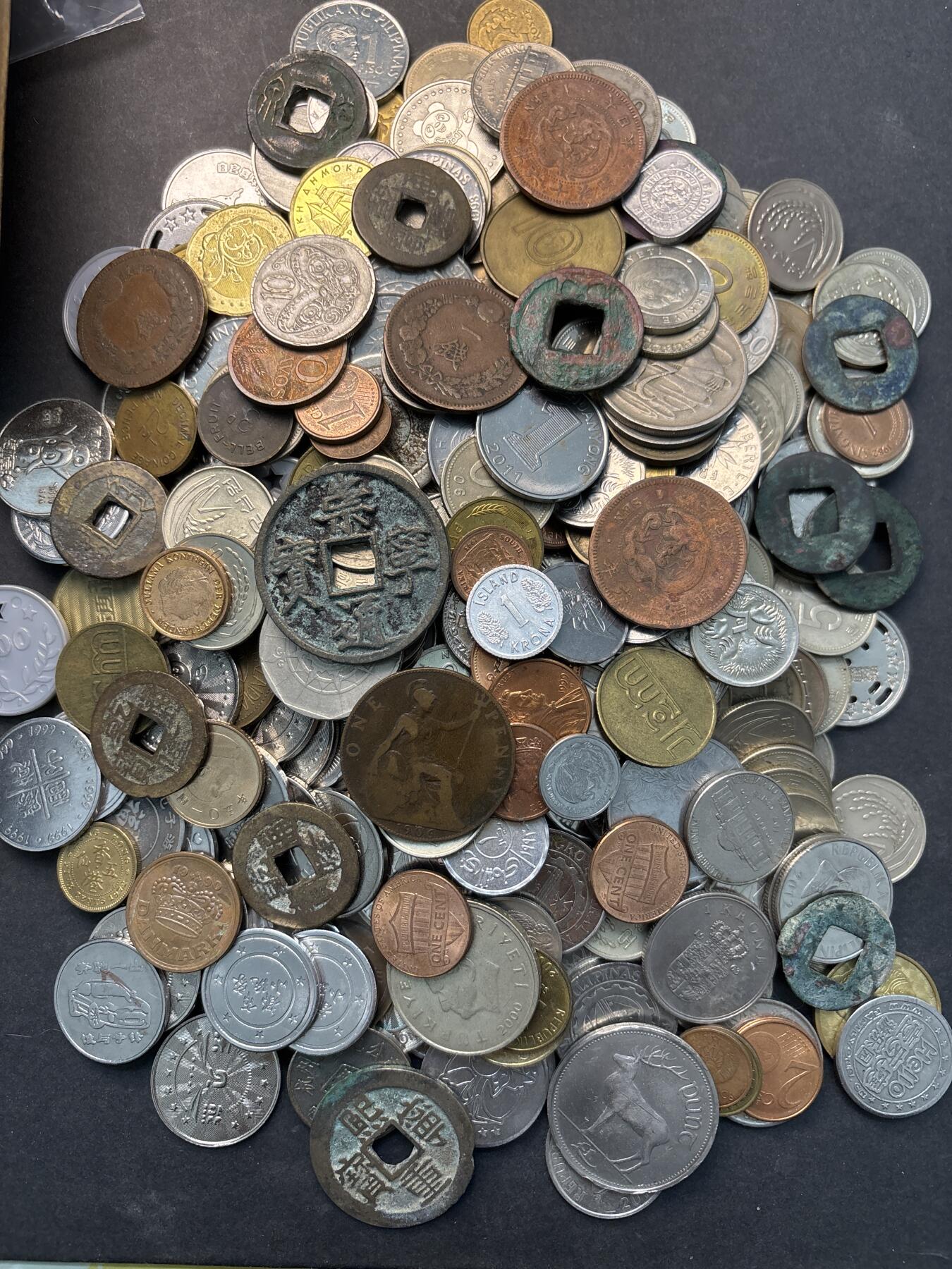 文馨钱币收藏 2026新年第三场（第 289 场）【长期接代拍品】 世界杂币 1400 克，带些许游戏币，英国老年份代用币等，所见即所得