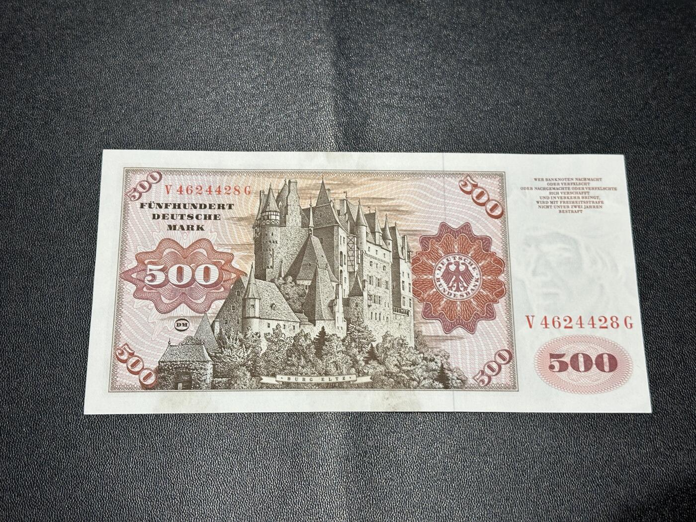 《外钞收藏家》第六百零二期（精品场）（本平台长期征集拍品、欢迎藏友们联系合作） 1977年德国500马克 大副 接近全新 角和边上有瑕疵 2个荧光点