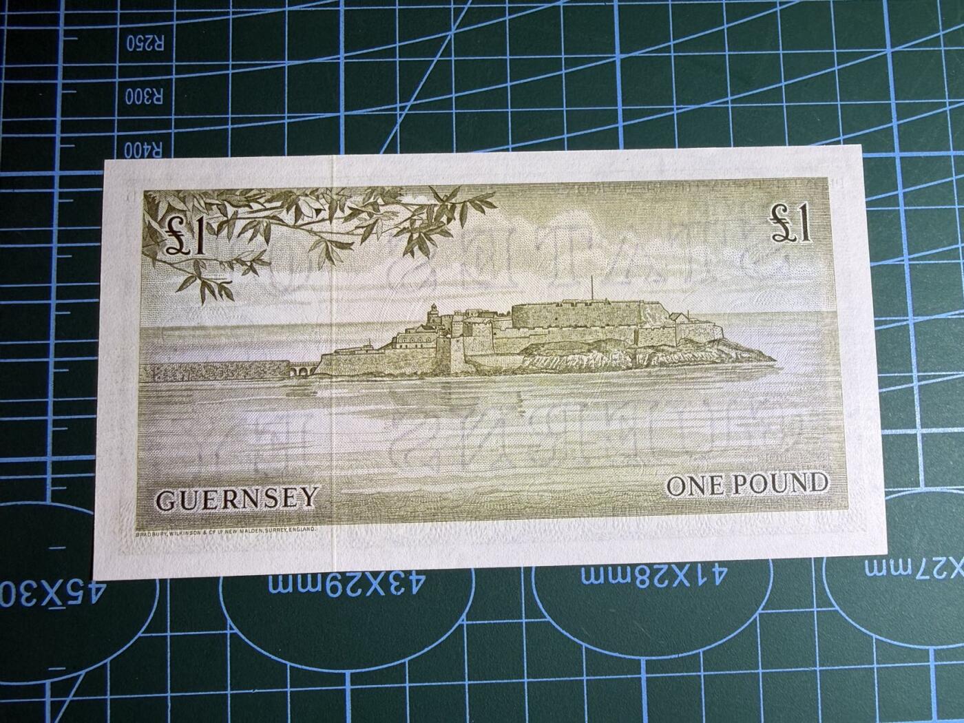 【炜奕收藏】，第五十七期，英联邦女王专场 1969年根西岛1镑，UNC-品相，轻微压痕，号码无47全小号，荧光漂亮