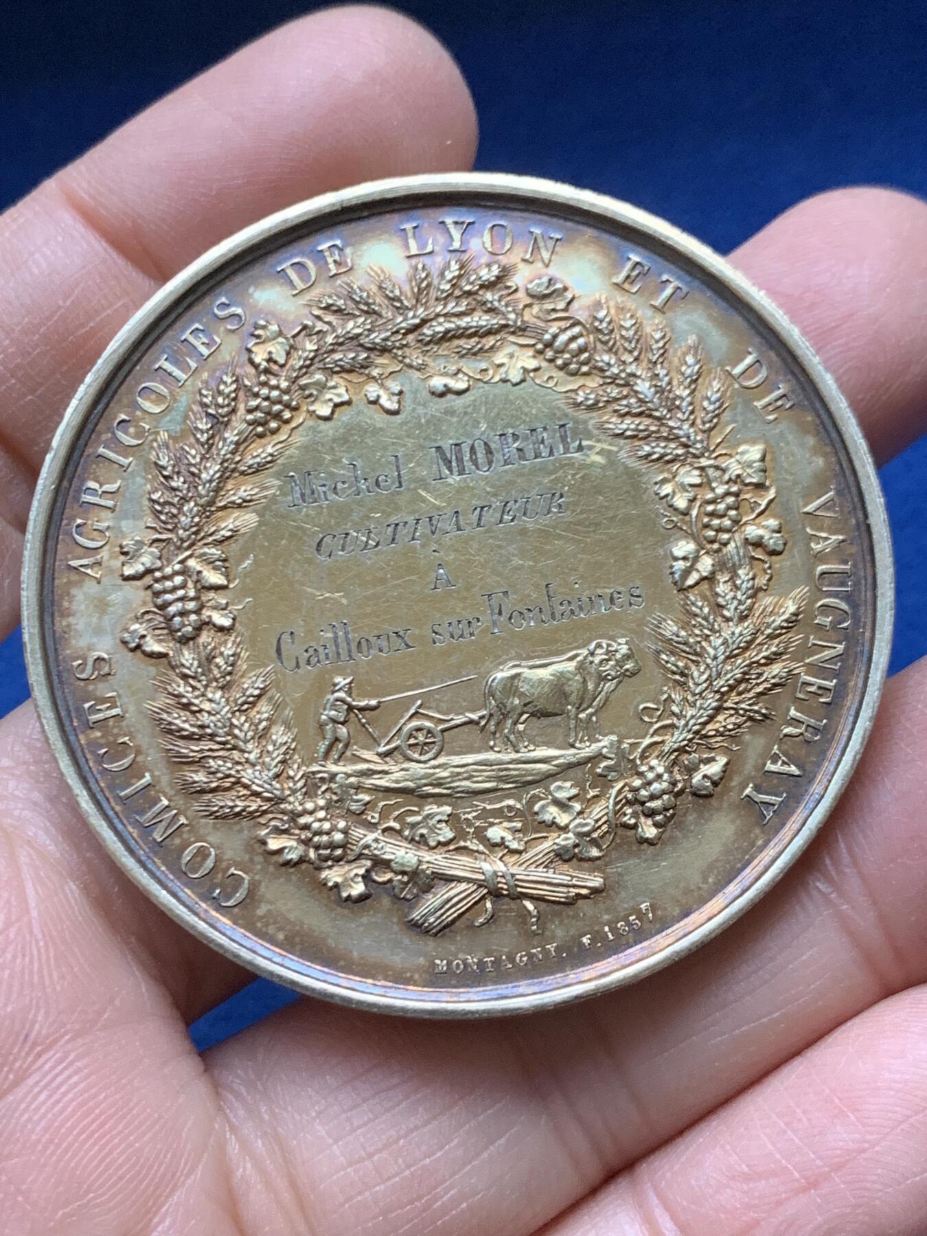 《竞宝斋》第458场 周日，周一，周二   3场连拍 （全场包邮）欢迎送拍 法国里昂和沃格纳雷农业博览会镀金银章，60.9g，50.3mm，手指边铭