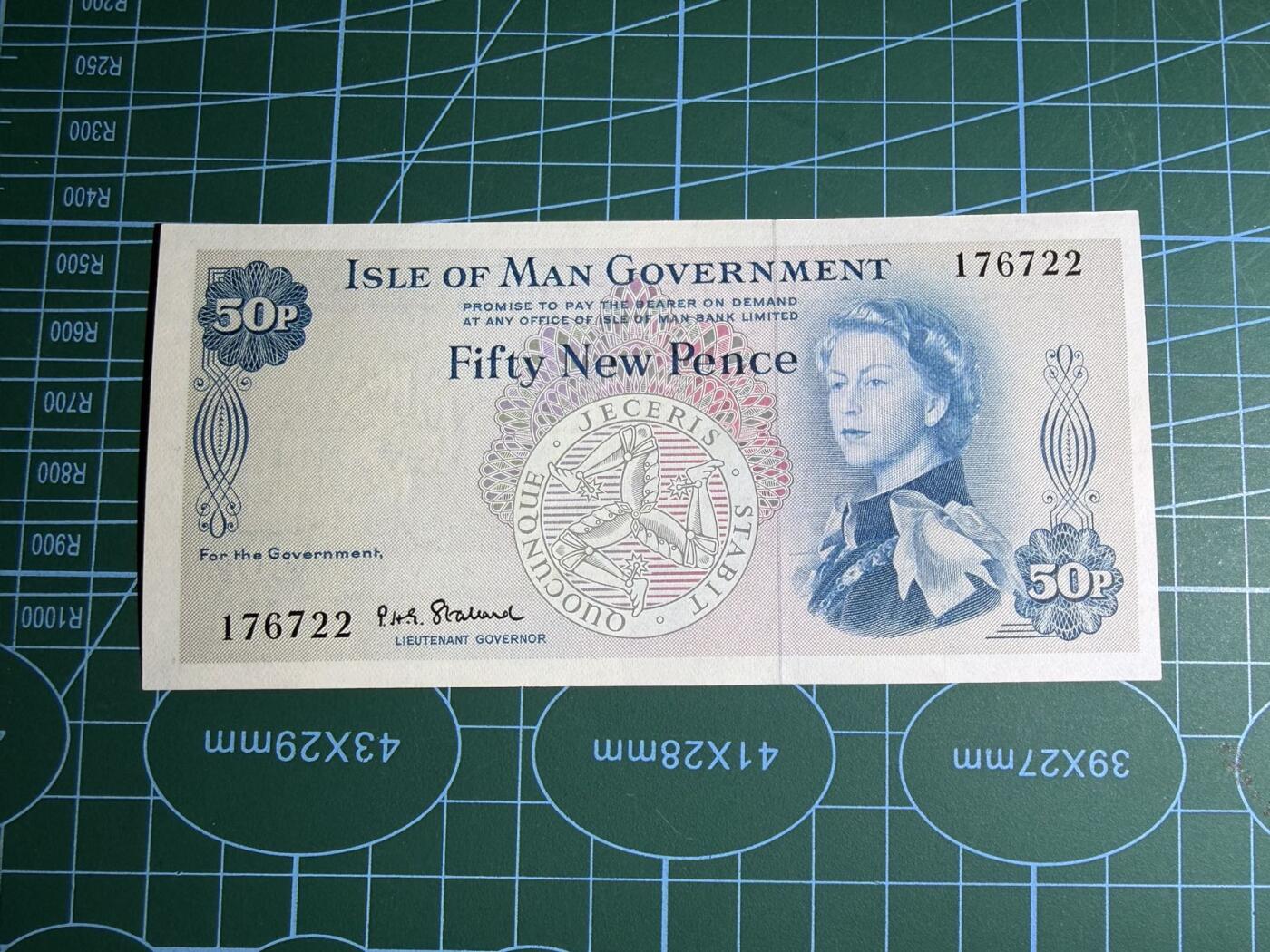 【炜奕收藏】，第五十七期，英联邦女王专场 1969年马恩岛50便士，UNC品相，号码无4，戎装女王像