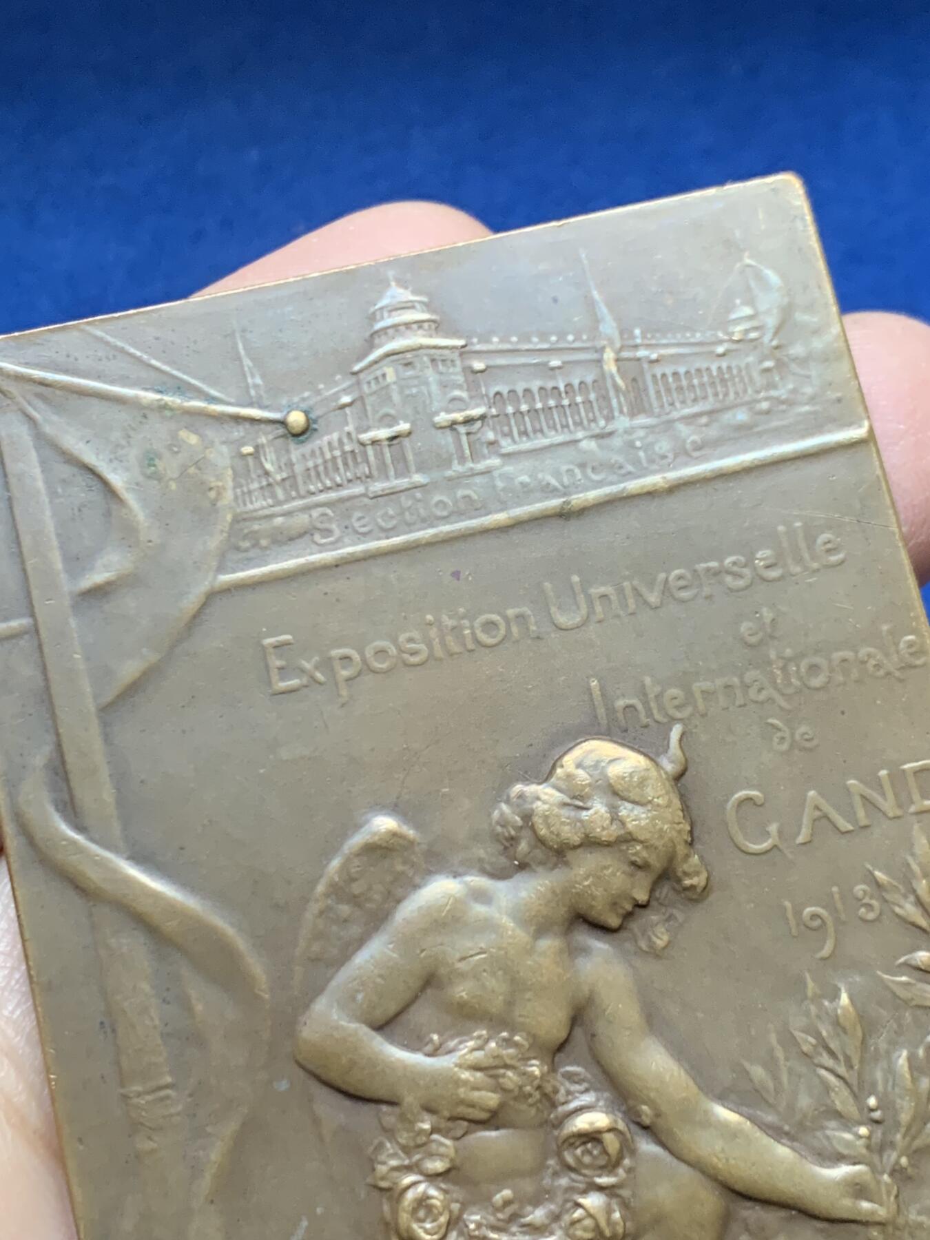 《竞宝斋》第458场 周日，周一，周二   3场连拍 （全场包邮）欢迎送拍 1913年比利时根特世博会奖牌纪念章 直径：80✕52mm，重量：123.9g，雕刻师：Gregoire。