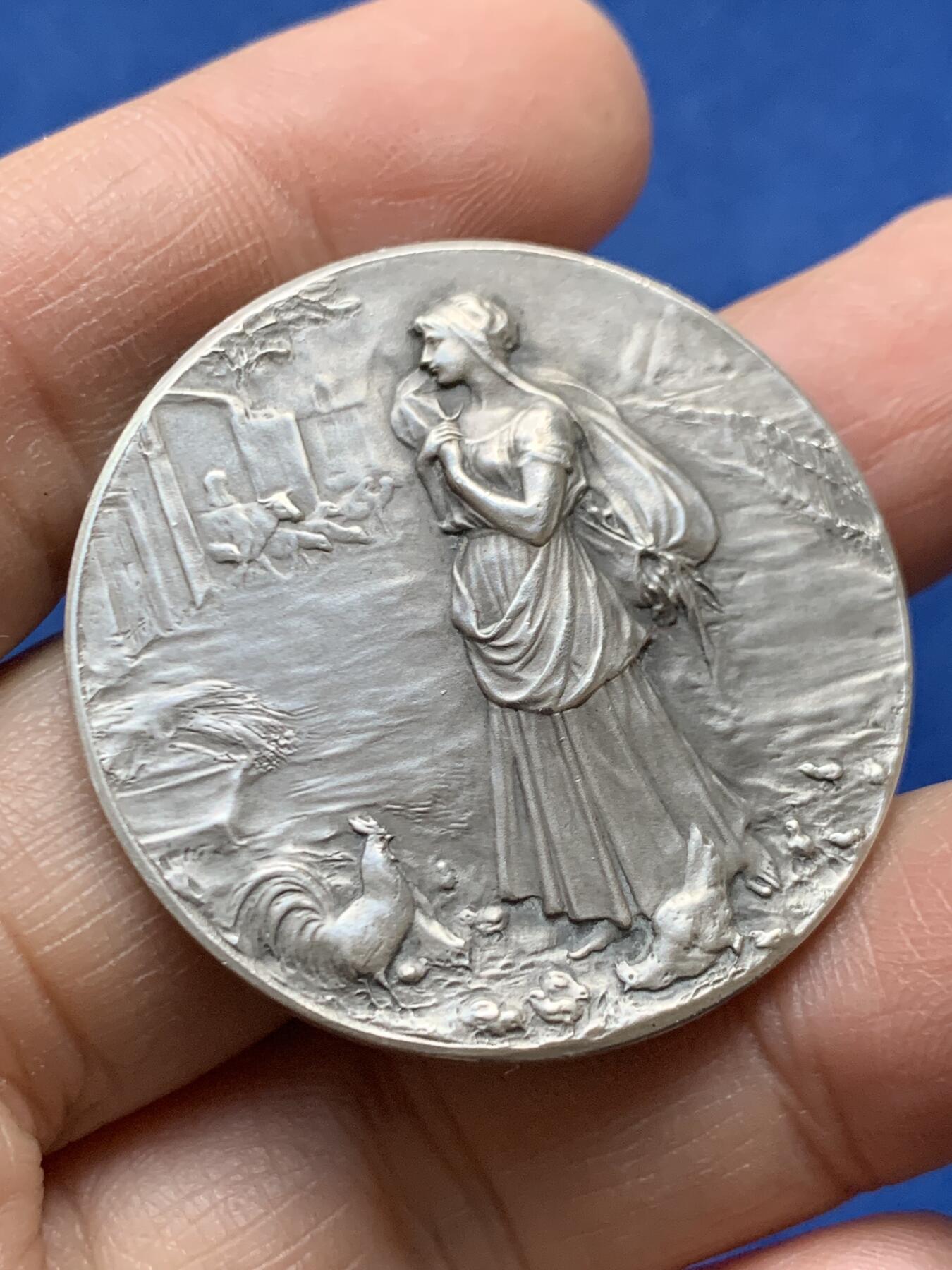 《竞宝斋》第458场 周日，周一，周二   3场连拍 （全场包邮）欢迎送拍 法国O.Roty “喂鸡”银质jeton，法国矮脚鸡俱乐部，27.73g，38.6mm，丰饶角1argent边铭