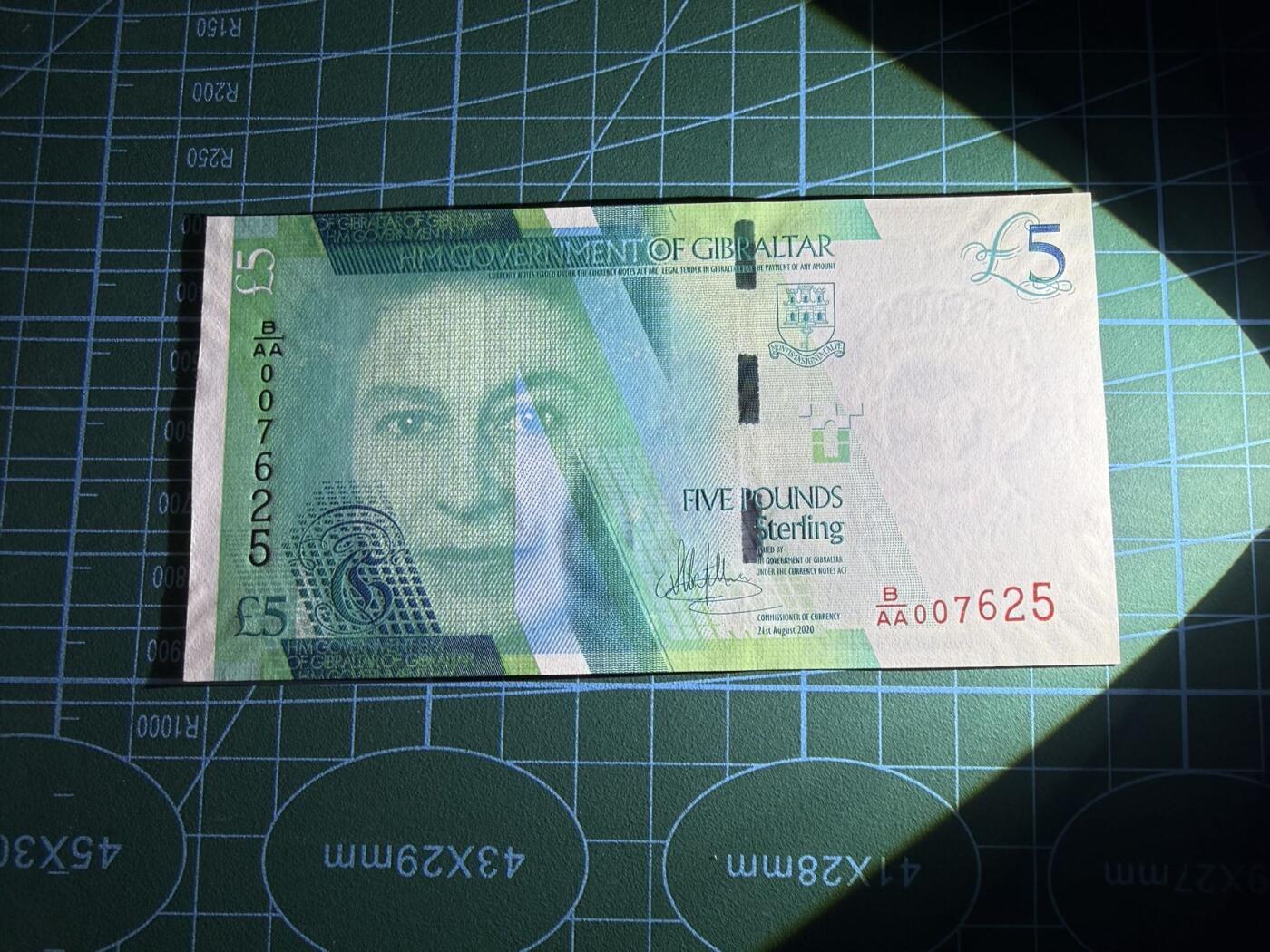 【炜奕收藏】，第五十七期，英联邦女王专场 2020年直布罗陀5镑，UNC品相，首发冠千位号无4