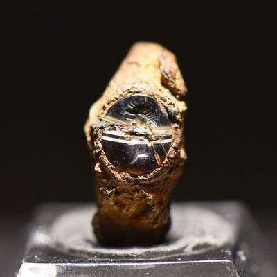 【良泉】【春节前最后一场】2月5日晚19.30点开拍！208组，本场结束后预存钱币的朋友请告知，将连同本场拍品一起邮寄，预祝诸位春节愉快！ - 公元1–2世纪【古罗马】缠丝玛瑙材质“青年头像”宝石微雕戒面，原本铁质戒托部分残存