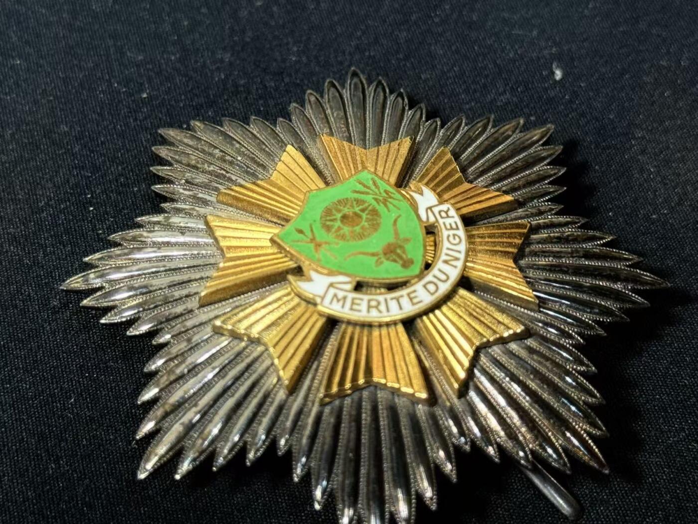 罗岚⭐爱藏⭐甄选专拍第四场-分享拍场赚佣（实体经营） 尼日尔大军官国家功绩勋章（ordre du Merite du Niger） 表彰对国家发展、公务履职或国际合作有杰出贡献的人士  银质珐琅材质 章体接近70克重（国际银价长期保持21元/克以上）