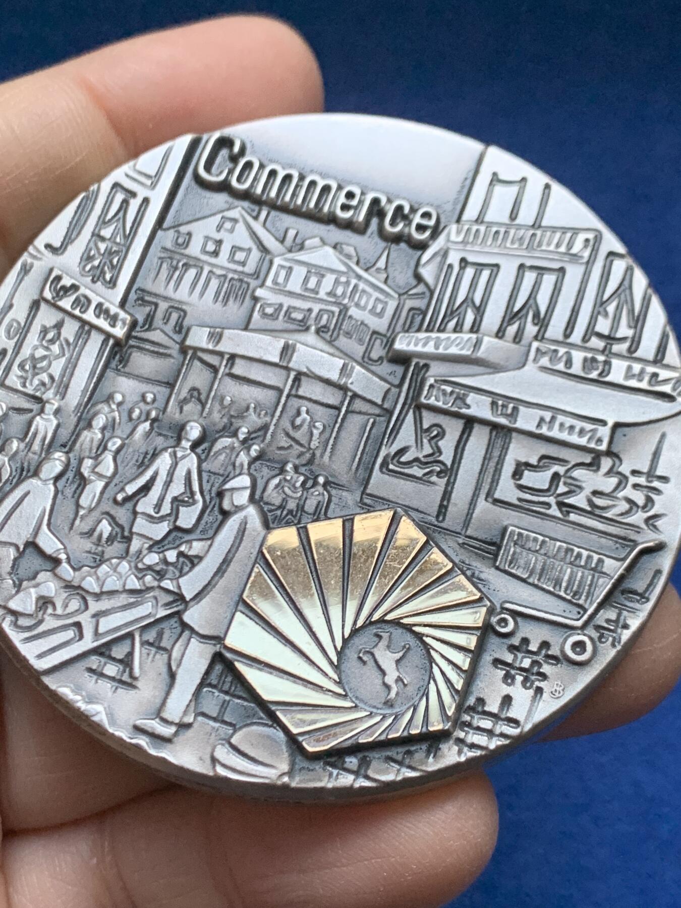 《竞宝斋》第458场 周日，周一，周二   3场连拍 （全场包邮）欢迎送拍 法国索米尔工商会成立一百周年镀银铜章，140.8g，64.6mm，边铭：铜标+BALME