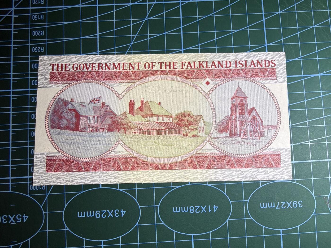 【炜奕收藏】，第五十七期，英联邦女王专场 2005年福克兰群岛5镑，UNC品相，号码无347豹子号