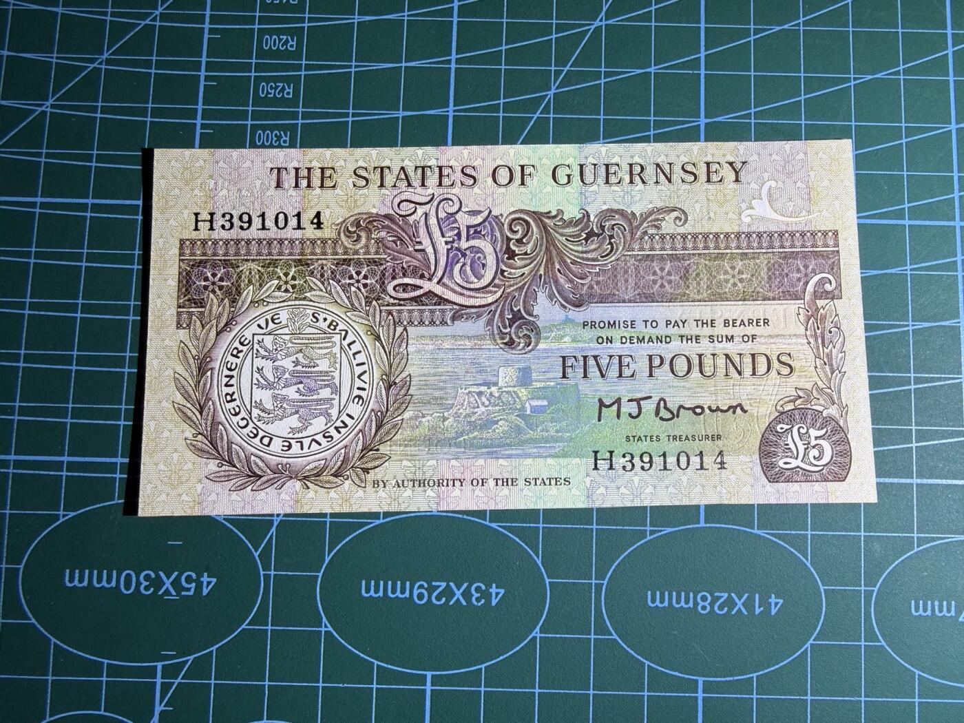 【炜奕收藏】，第五十七期，英联邦女王专场 1990-1995根西岛5镑，UNC品相，背面荧光漂亮