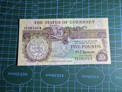 【炜奕收藏】，第五十七期，英联邦女王专场 - 1990-1995根西岛5镑，UNC品相，背面荧光漂亮