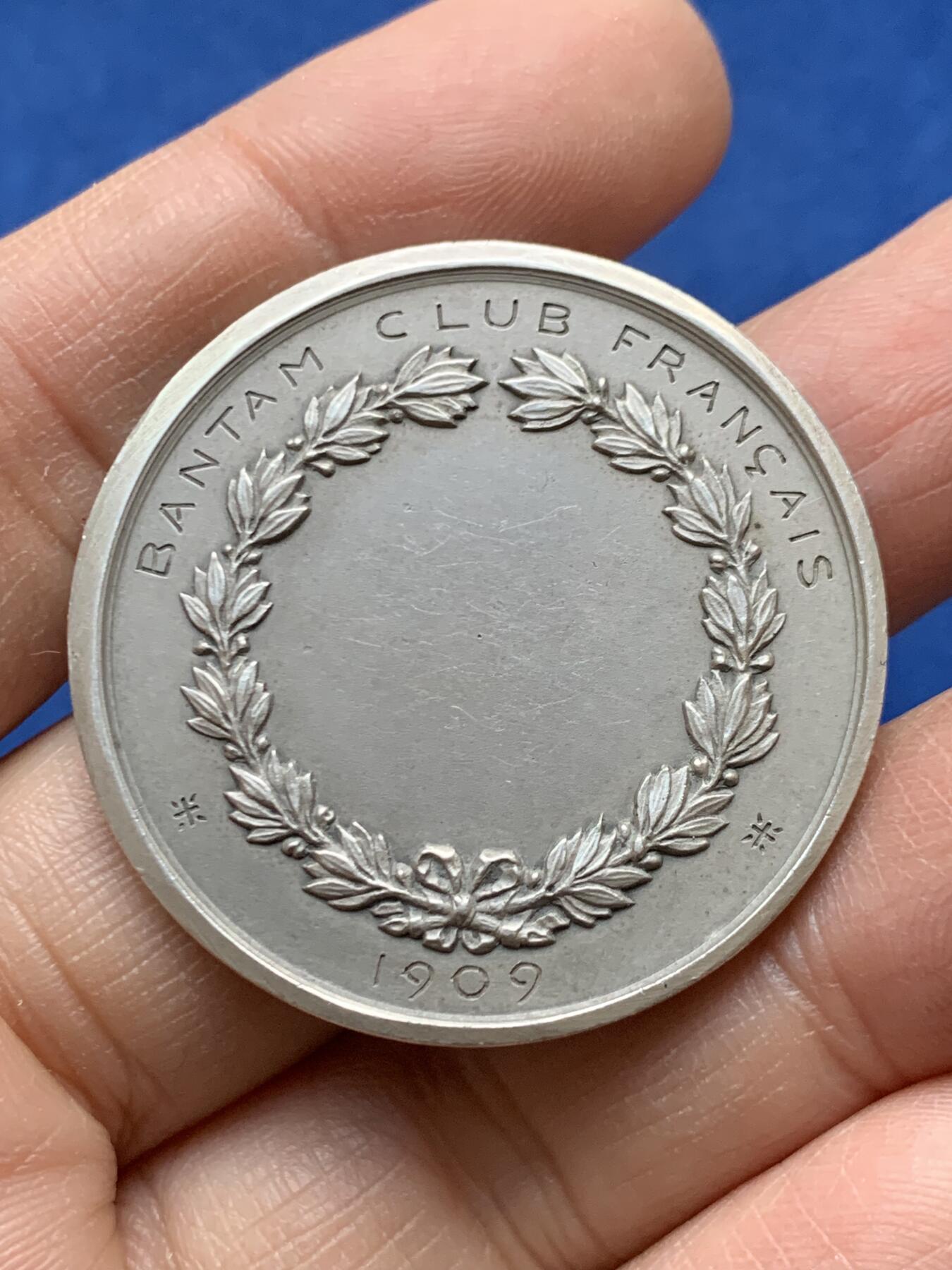 《竞宝斋》第458场 周日，周一，周二   3场连拍 （全场包邮）欢迎送拍 法国O.Roty “喂鸡”银质jeton，法国矮脚鸡俱乐部，27.73g，38.6mm，丰饶角1argent边铭