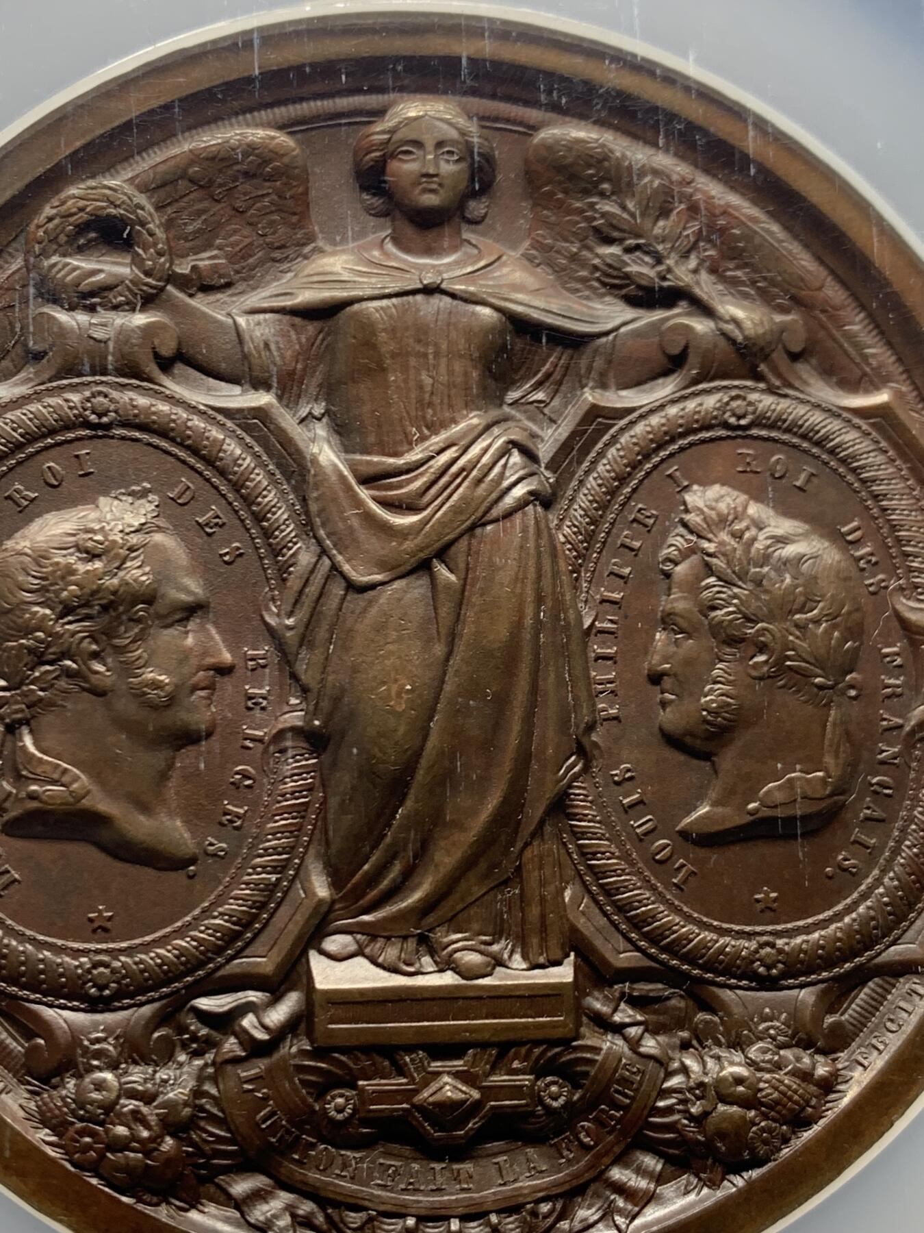 《竞宝斋》第458场 周日，周一，周二   3场连拍 （全场包邮）欢迎送拍 NGC-MS63 比利时布鲁塞尔-法国巴黎铁路通车纪念大铜章，直径73毫米，正面是两个国家的国王利奥波德一世与路易·菲利普一世，背面的两个女神手持代表两个地区的徽章盾牌，超高浮雕，盒子加厚加大