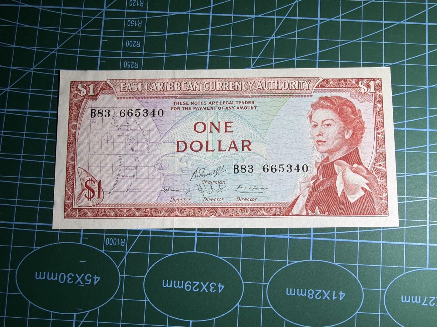 【炜奕收藏】，第五十七期，英联邦女王专场 1965年东加勒比地区1元，UNC-品相，边缘轻微压痕，戎装女王像