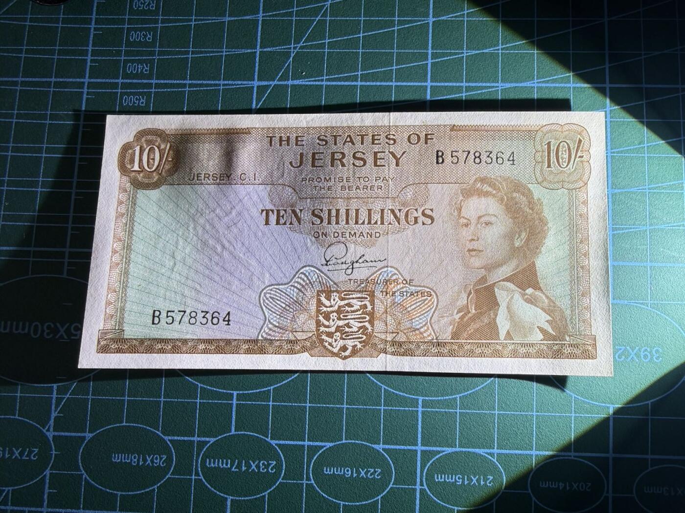 【炜奕收藏】，第五十七期，英联邦女王专场 1963年泽西岛10先令，UNC品相，乱龙号，戎装女王像