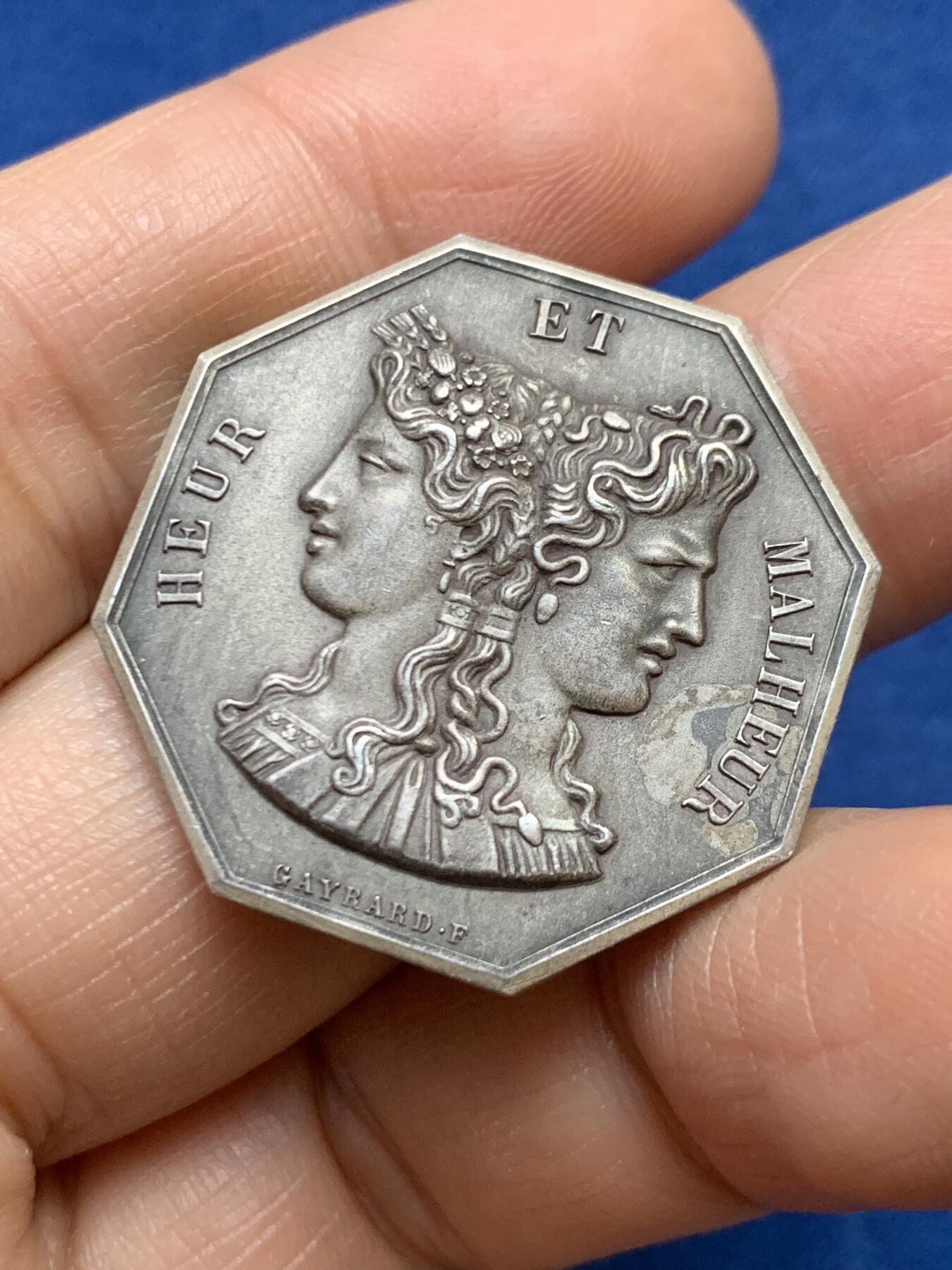 《竞宝斋》第458场 周日，周一，周二   3场连拍 （全场包邮）欢迎送拍 法国双面神雅努斯“我工作，我收集”八角银质代币，13g，30.1mm，丰饶角边铭