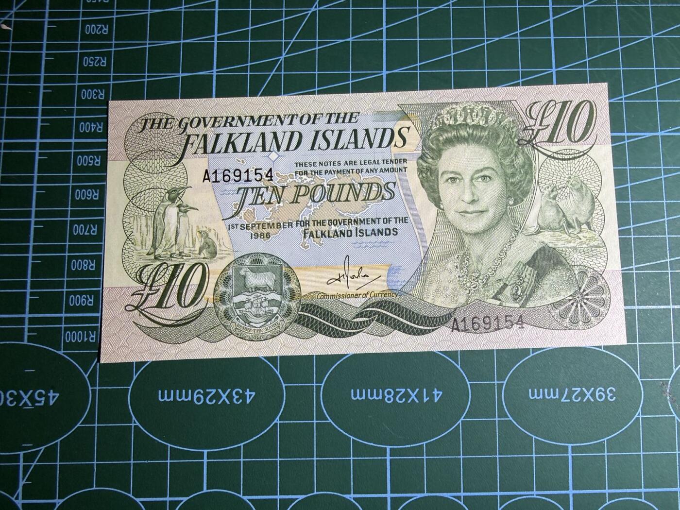 【炜奕收藏】，第五十七期，英联邦女王专场 1986年福克兰群岛10镑，UNC品相，A冠