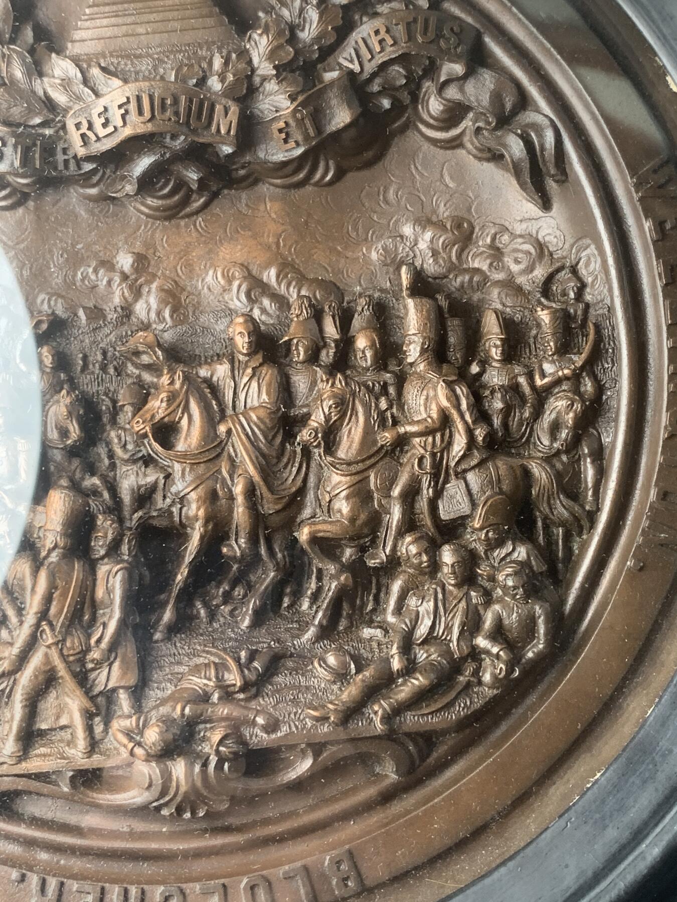 掌中浮雕-藏着的欧洲第049场 1865年尼德兰纪念滑铁卢战役胜利五十周年浮雕铜板挂件，外框约26.5厘米，铜板约18厘米（因镶嵌在木框内，铜板尺寸不能精确）