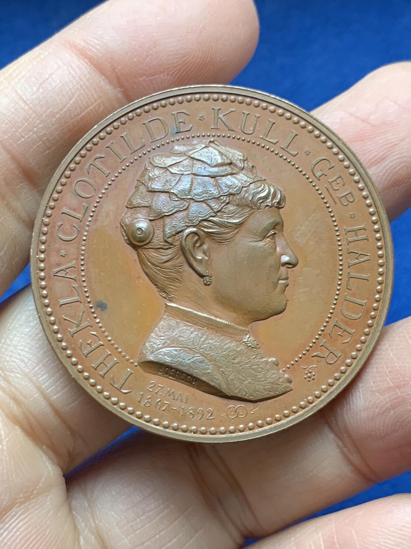 《竞宝斋》第458场 周日，周一，周二   3场连拍 （全场包邮）欢迎送拍 德国纪念巴伐利亚钱币学家约翰·维特·库尔和特克拉·克洛蒂德·哈尔德的银婚纪念铜章，50.3g，41.7mm