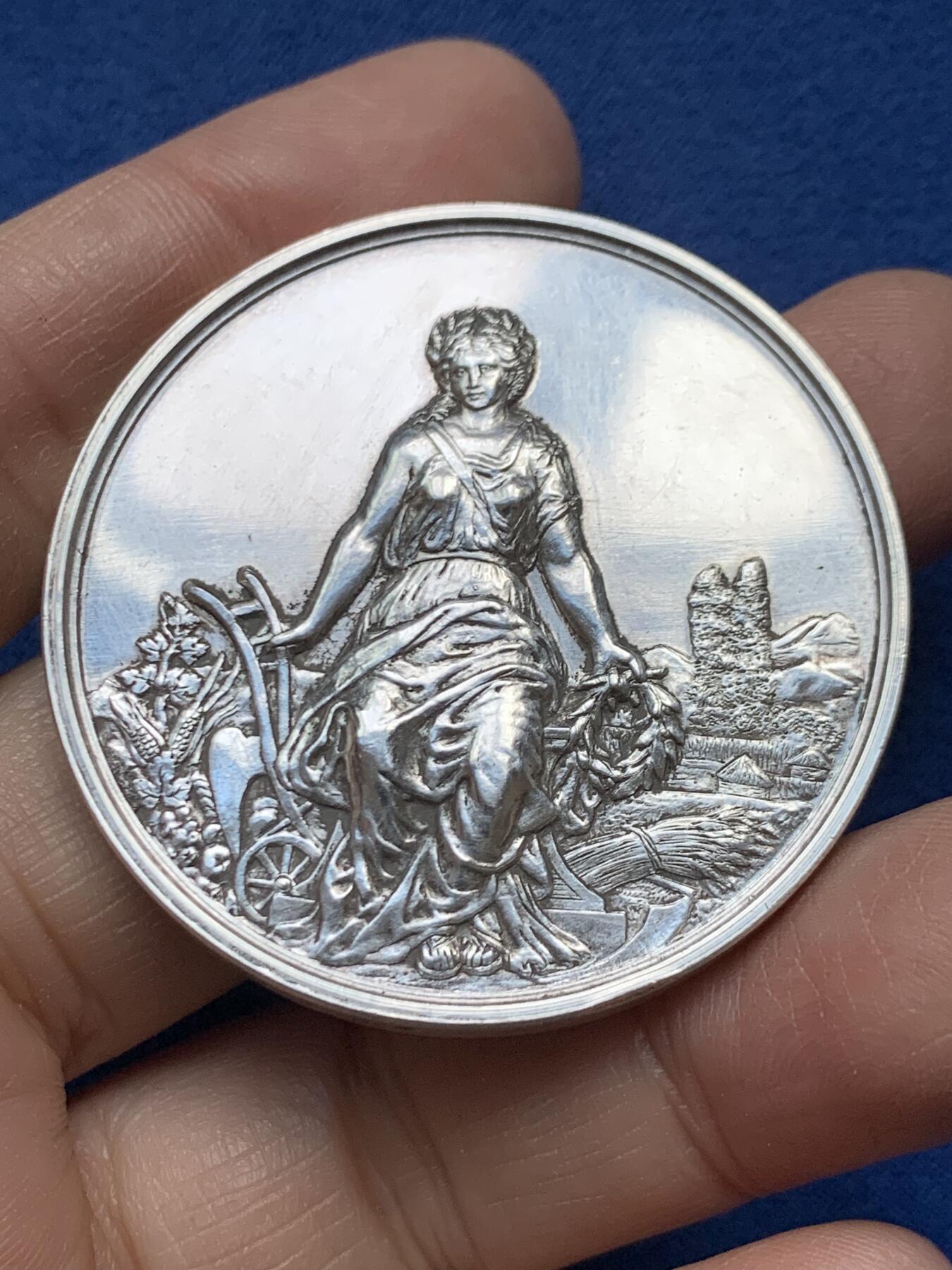 《竞宝斋》第458场 周日，周一，周二   3场连拍 （全场包邮）欢迎送拍 法国福梅里地区农业园艺协会银章，47.65g，46mm，边铭：菱形argent 950/1000边铭