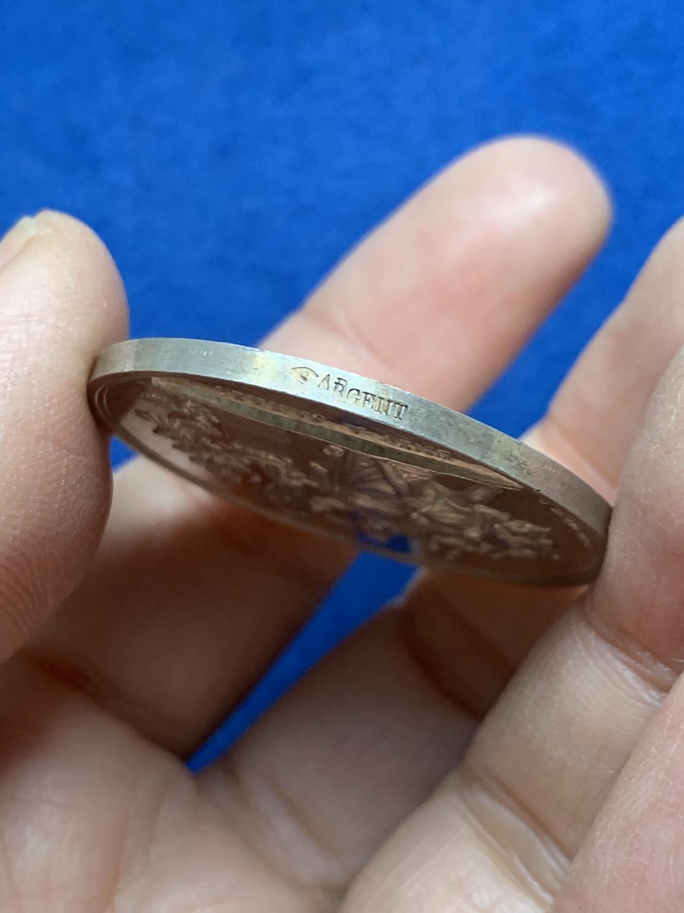 《竞宝斋》第458场 周日，周一，周二   3场连拍 （全场包邮）欢迎送拍 法国结婚纪念银章，23.76g，39mm，手指边铭