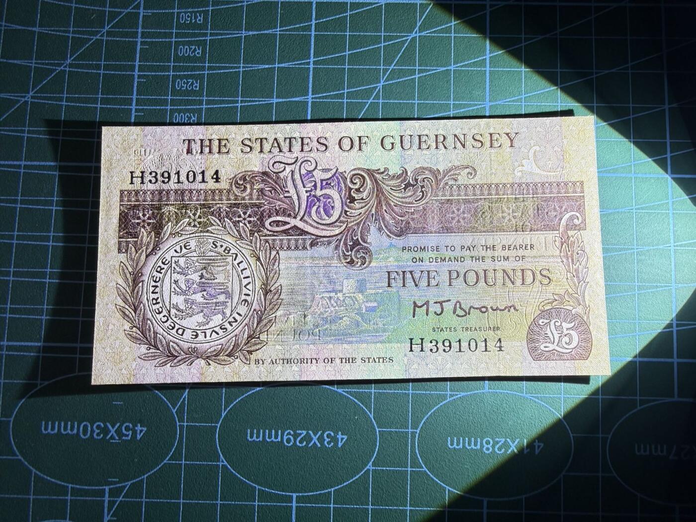 【炜奕收藏】，第五十七期，英联邦女王专场 1990-1995根西岛5镑，UNC品相，背面荧光漂亮