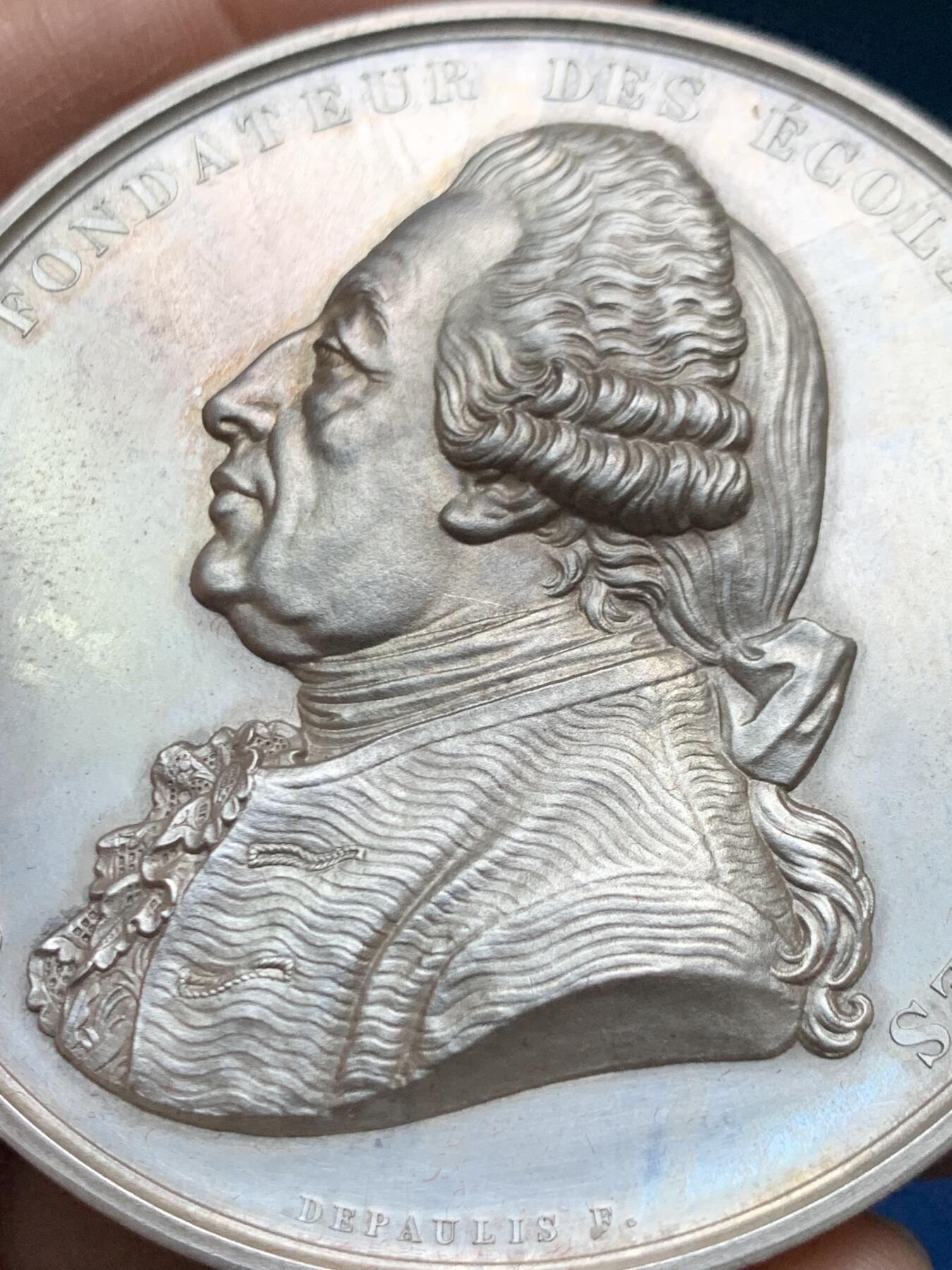 《竞宝斋》第458场 周日，周一，周二   3场连拍 （全场包邮）欢迎送拍 法国阿尔福特兽医学院银章，创始人克劳德·布尔热拉头像，高浮雕，114.55g，63.1mm，蜜蜂边铭