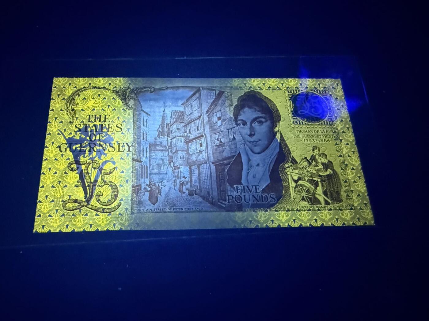 【炜奕收藏】，第五十七期，英联邦女王专场 1990-1995根西岛5镑，UNC品相，背面荧光漂亮