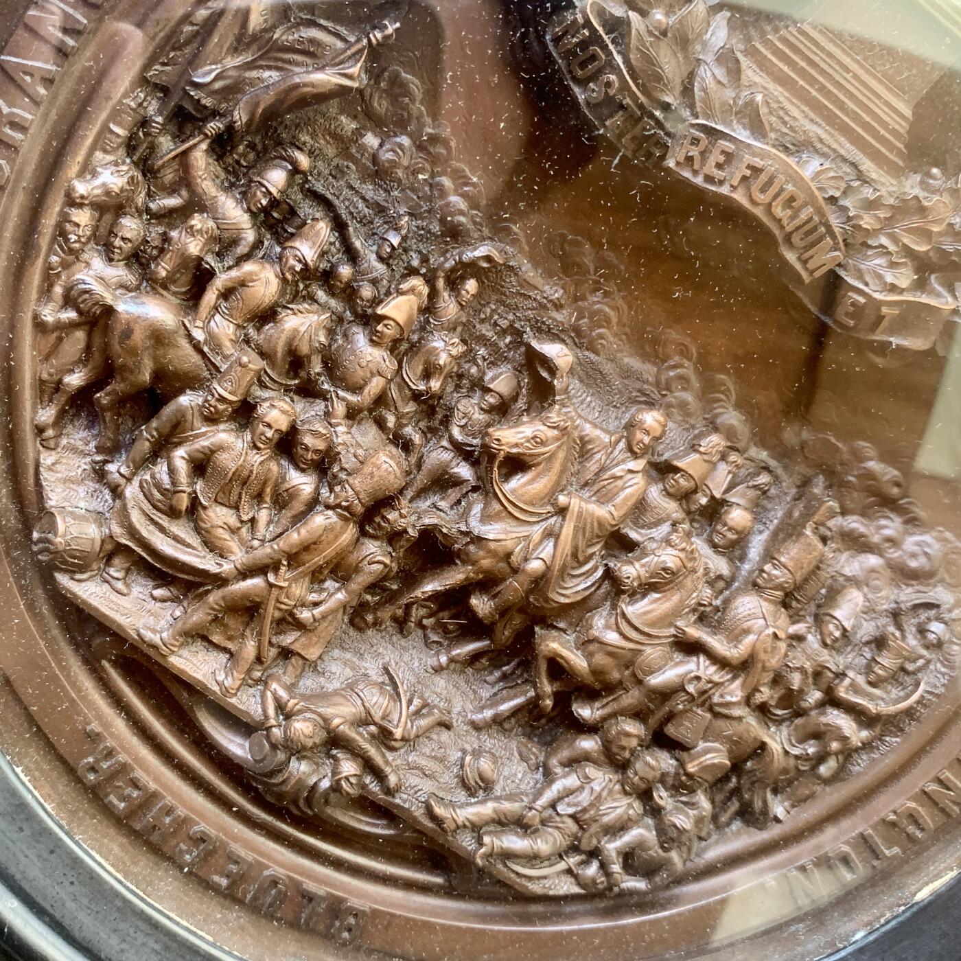 掌中浮雕-藏着的欧洲第049场 1865年尼德兰纪念滑铁卢战役胜利五十周年浮雕铜板挂件，外框约26.5厘米，铜板约18厘米（因镶嵌在木框内，铜板尺寸不能精确）