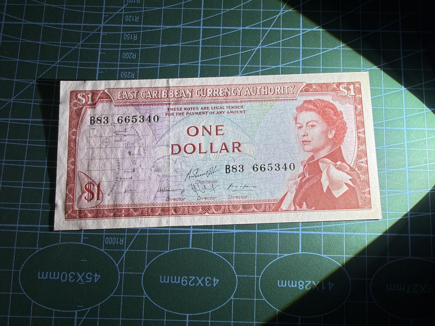 【炜奕收藏】，第五十七期，英联邦女王专场 1965年东加勒比地区1元，UNC-品相，边缘轻微压痕，戎装女王像