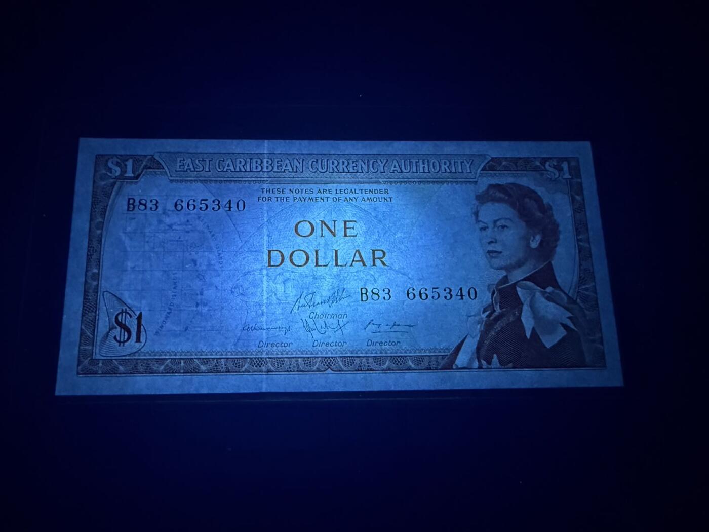 【炜奕收藏】，第五十七期，英联邦女王专场 1965年东加勒比地区1元，UNC-品相，边缘轻微压痕，戎装女王像