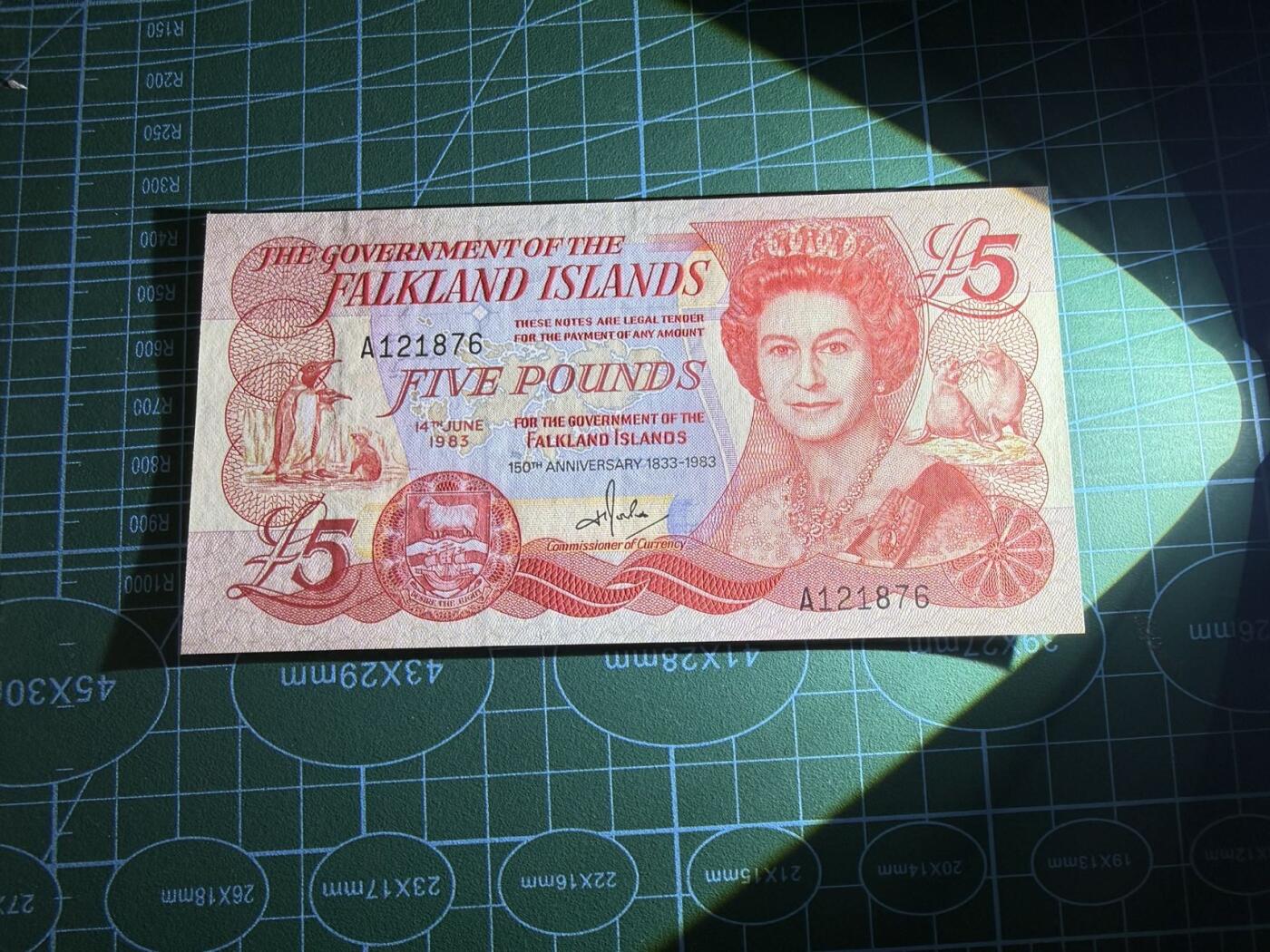 【炜奕收藏】，第五十七期，英联邦女王专场 1983年福克兰群岛5镑纪念钞，UNC品相，A冠号码无4