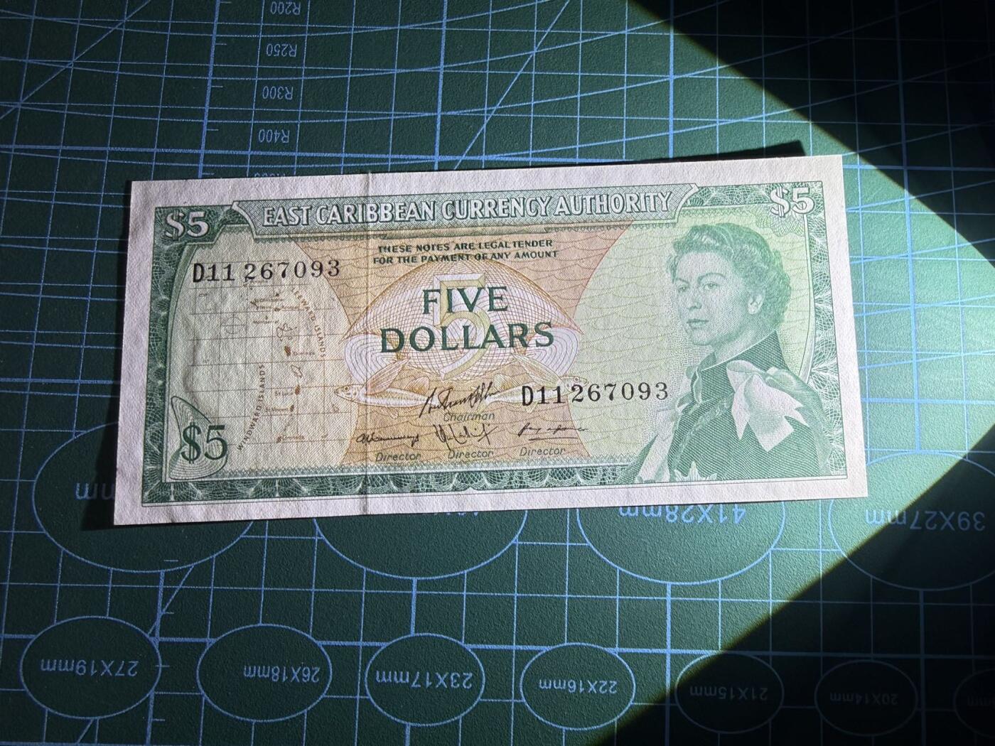 【炜奕收藏】，第五十七期，英联邦女王专场 1965年东加勒比地区2元，UNC-品相，边缘轻微压痕，号码无4，戎装女王像