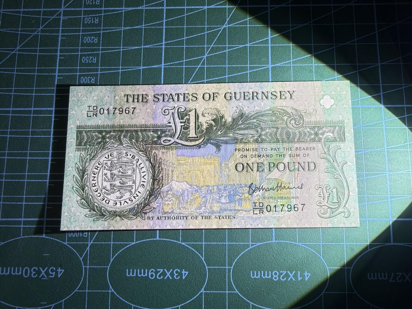 【炜奕收藏】，第五十七期，英联邦女王专场 2013年根西岛1镑纪念钞，UNC品相，号码无4