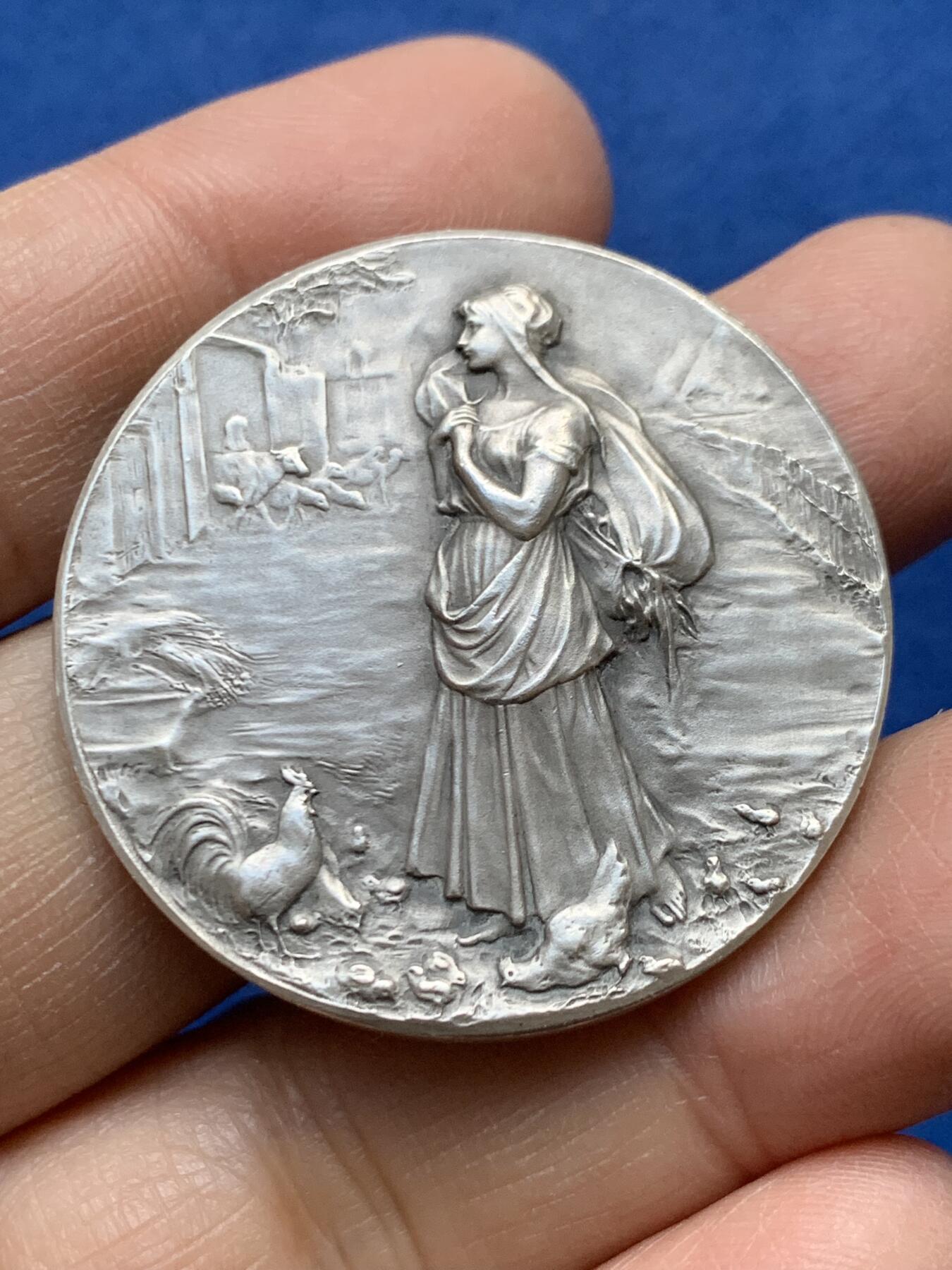 《竞宝斋》第458场 周日，周一，周二   3场连拍 （全场包邮）欢迎送拍 法国O.Roty “喂鸡”银质jeton，法国矮脚鸡俱乐部，27.73g，38.6mm，丰饶角1argent边铭