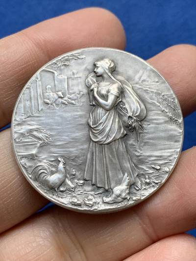 《竞宝斋》第458场 周日，周一，周二   3场连拍 （全场包邮）欢迎送拍 - 法国O.Roty “喂鸡”银质jeton，法国矮脚鸡俱乐部，27.73g，38.6mm，丰饶角1argent边铭