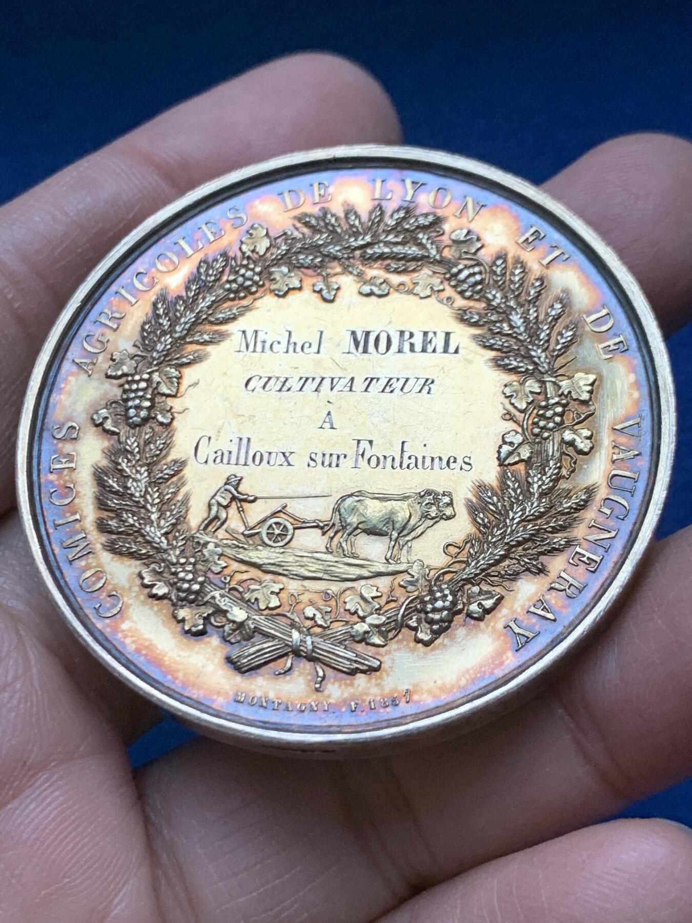 《竞宝斋》第458场 周日，周一，周二   3场连拍 （全场包邮）欢迎送拍 法国里昂和沃格纳雷农业博览会镀金银章，60.9g，50.3mm，手指边铭