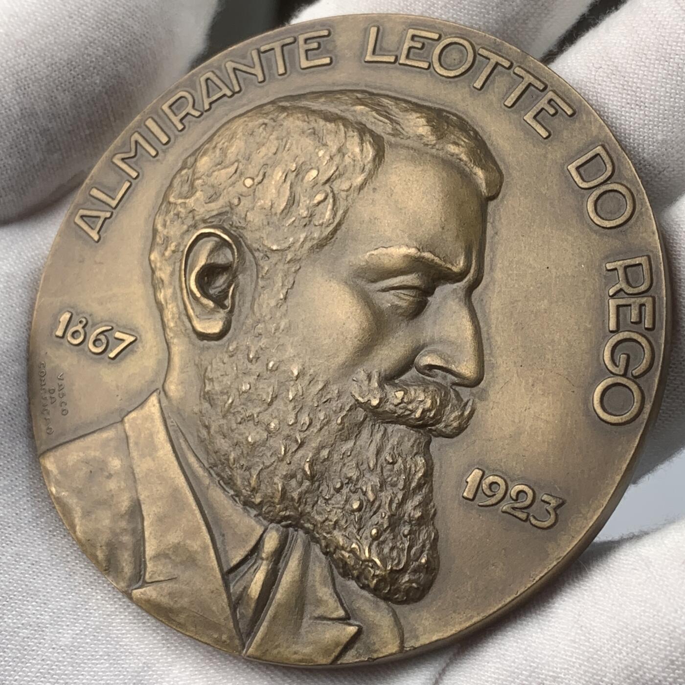 掌中浮雕-藏着的欧洲第049场 1967年葡萄牙海军上将莱奥特.多雷戈纪念铜章，70mm，150g