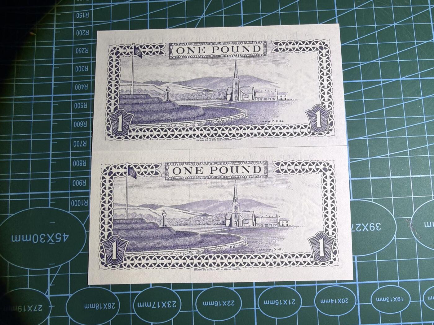 【炜奕收藏】，第五十七期，英联邦女王专场 1991&2009年马恩岛1镑，UNC品相，号码均无47，包含一张AA冠